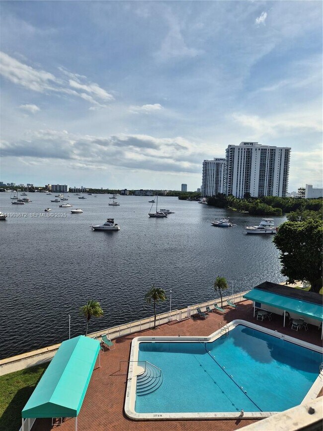 Building Photo - 2910 Point E Dr