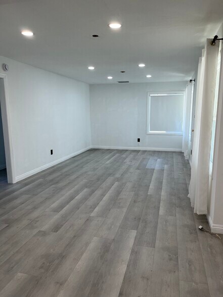Building Photo - 398 N Canby St