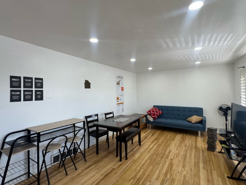 Building Photo - 1509 Foothill Dr