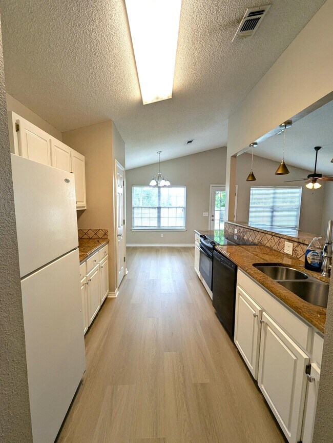 Building Photo - 9451 Pine Lily Ct