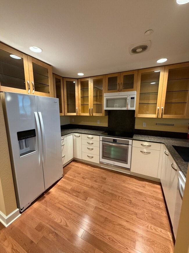 Building Photo - WONDERFUL COLUMBIA SHORES CONDO!