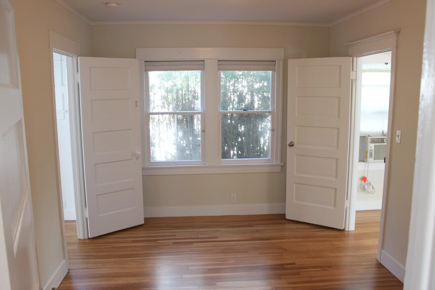 Building Photo - 1221 N Orange Grove Ave
