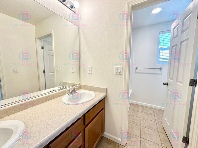 Building Photo - Spacious 4-Bedroom 3 Bath, 3 Car Garage Home with Loft, Living Room and Family Room Outdoor Kitch...