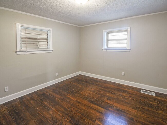 Building Photo - UPDATED 3 bed, 1 bath near U of M.