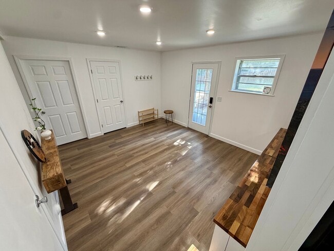 Building Photo - 206 Suttle Dr