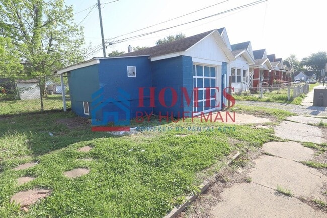 Building Photo - Two Bedroom House | Garage