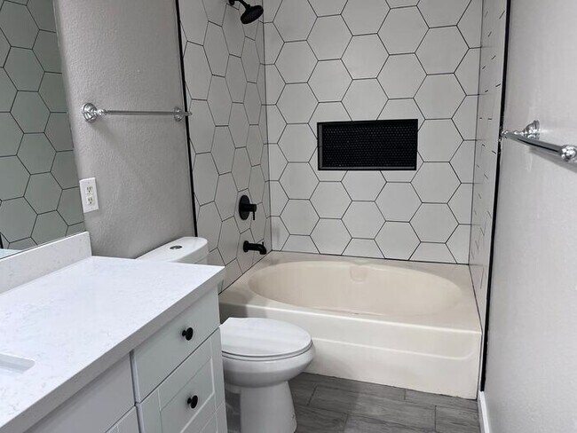 Building Photo - MOVE IN SPECIALS!! Lovely 3BD-2BA Gilbert ...