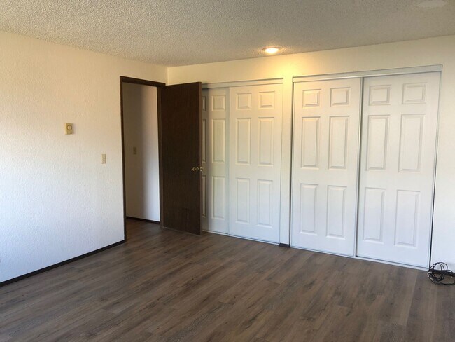 Building Photo - 2-bedroom 1-bathroom duplex in Thurston