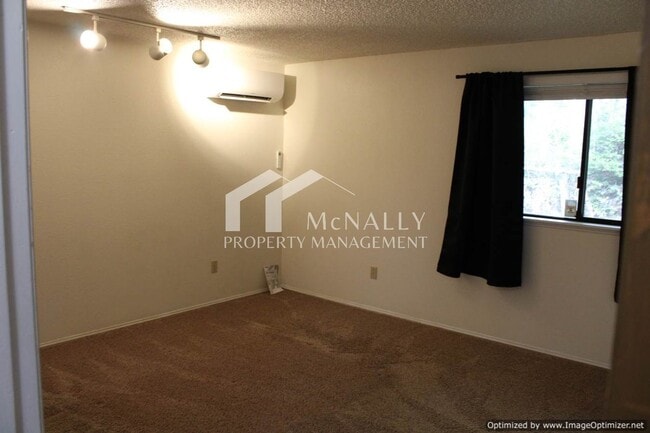 Building Photo - 3 bedroom 1.75 bath home on Peacock Hill