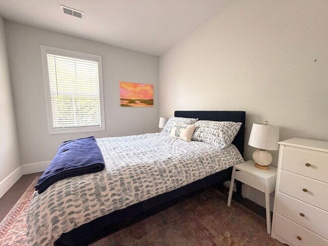 Building Photo - Available July 1st. Beautiful 4 BR/2.5 BA Home in Highly Desirable Park West! Landscaping included!