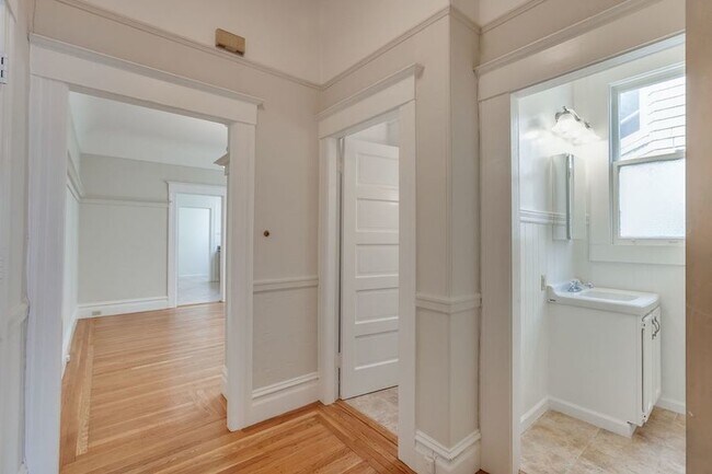 Building Photo - Top Floor Presidio Heights 1BD/1BA. On-sit...