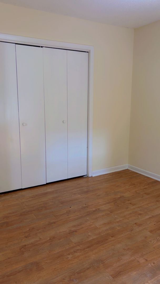 Building Photo - 208 N Peartree Ln