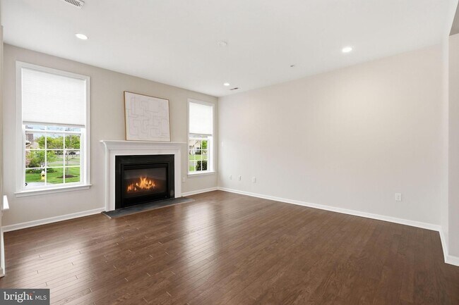 Building Photo - 1190 Webb Dr