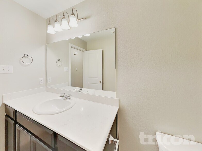 Building Photo - 404 Willow Creek Dr