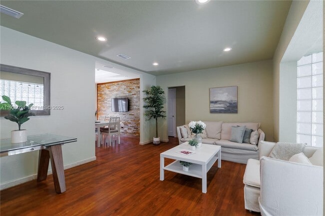 Building Photo - 250 NE 48th St