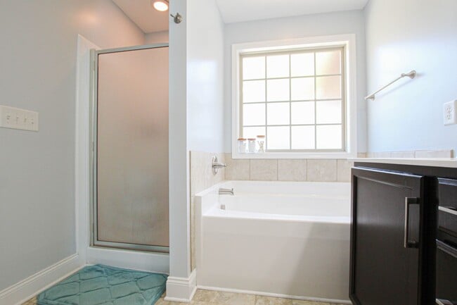Building Photo - Pet Friendly Four Bedroom!