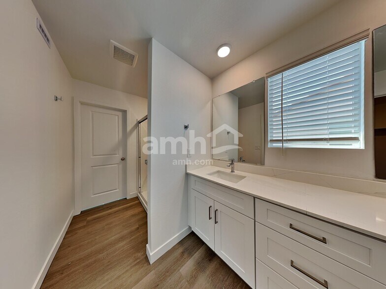 Building Photo - 18450 W El Cortez Pl