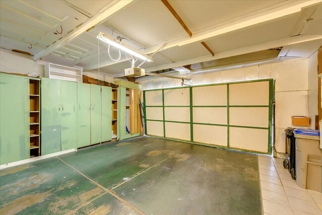Building Photo - Fantastic 2-Bed, 2-Bath Townhouse with Pri...