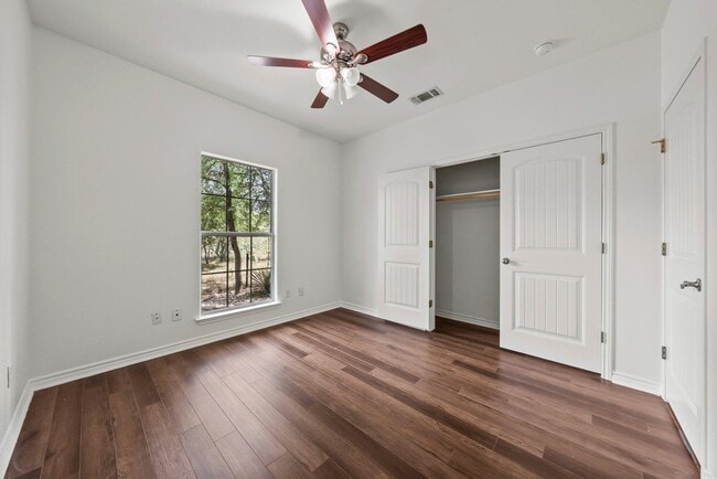 Building Photo - 136 W Maple Dr