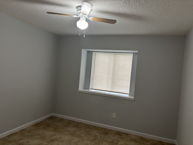 Building Photo - 10446 Towneview Dr