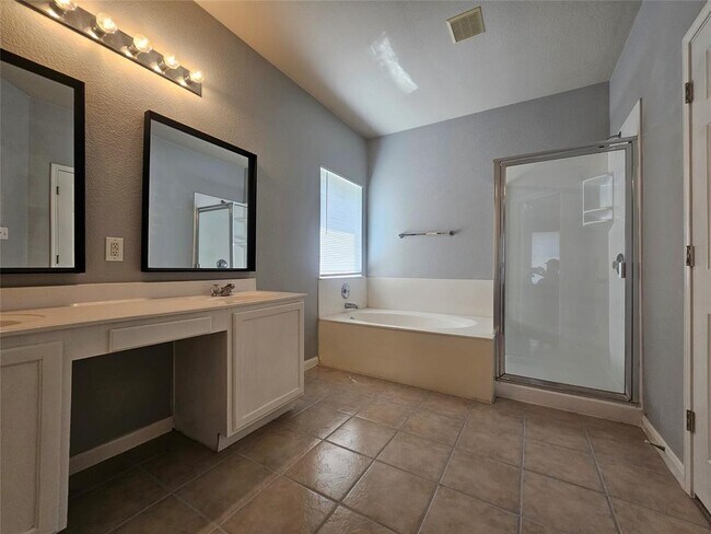 Building Photo - 164 Ashwood N
