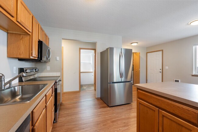 Building Photo - 3Bed/1.5 Bath House available
