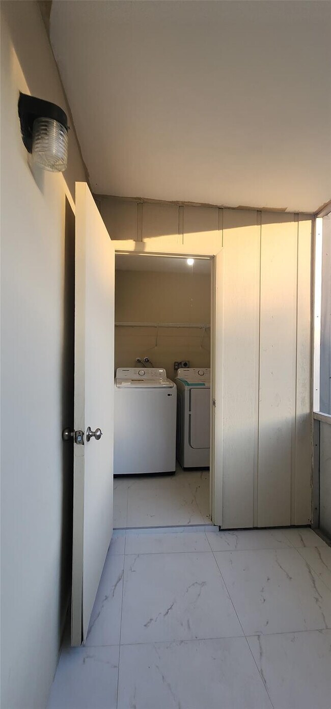 Building Photo - 343 Normandy Ln