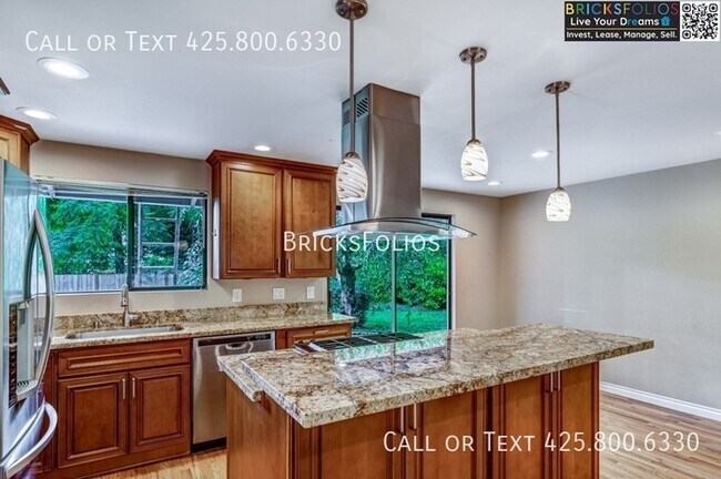 Building Photo - Find Your Perfect Oasis in Redmond! Stunni...