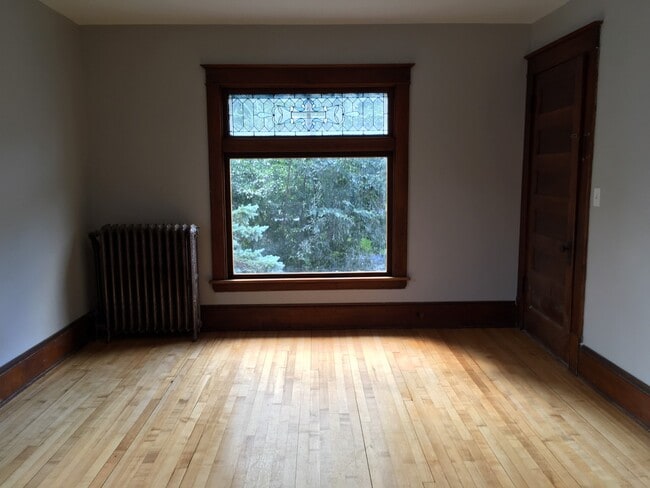 living room - 247 Winifred St W