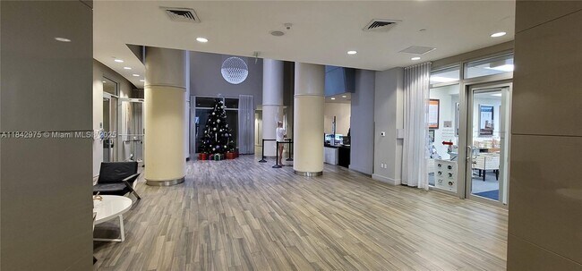 Building Photo - 1750 N Bayshore Dr