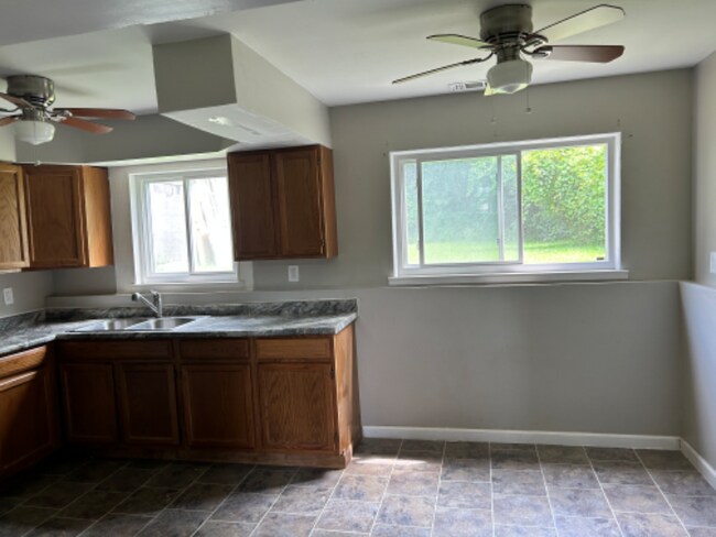 Building Photo - 1398 E Juliah Ave