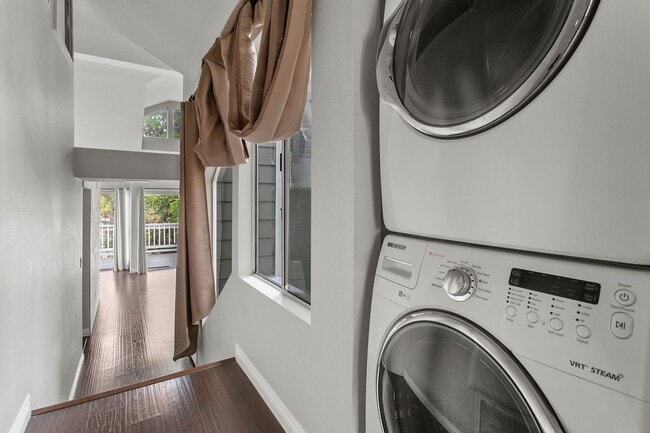 Building Photo - TWO BEDROOM HOA CONDO WITH TWO GARAGES