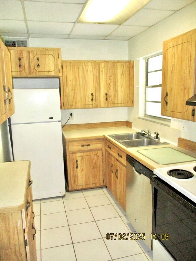 Building Photo - Spacious 3-Bedroom, 2-Bathroom Home in Des...