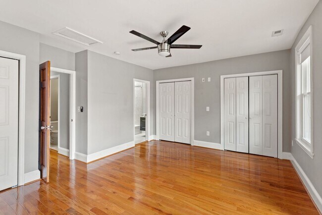 Building Photo - Available Now! 5 Minute Walk From Nats Par...