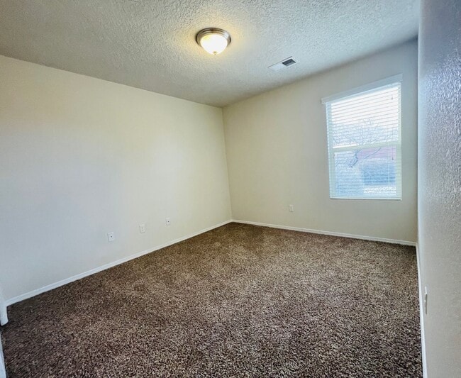Building Photo - 3 bed 2 bath 1400 sq ft home