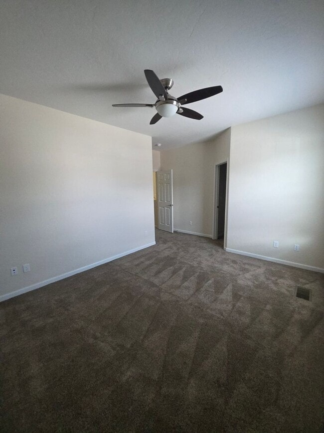Building Photo - 3 Bed 2.5 Bath PRIME location Townhome!!