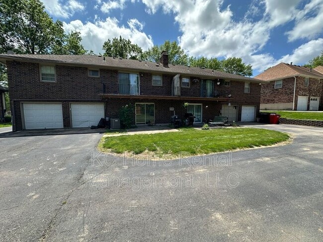 Building Photo - 209 NW Highland Ln