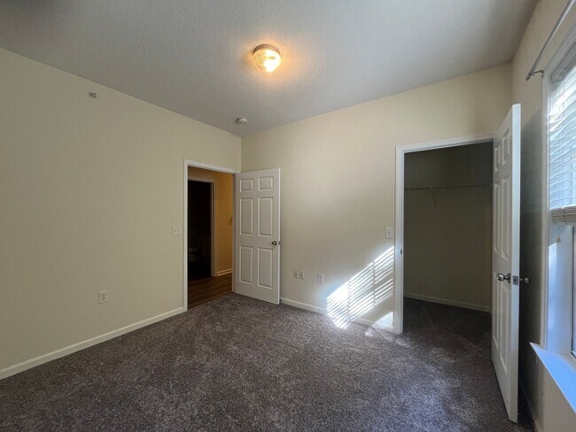Building Photo - Spacious 2/2 Apartment Ready For Move In Now!