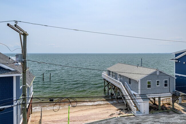 Building Photo - 2154 Fairfield Beach Rd