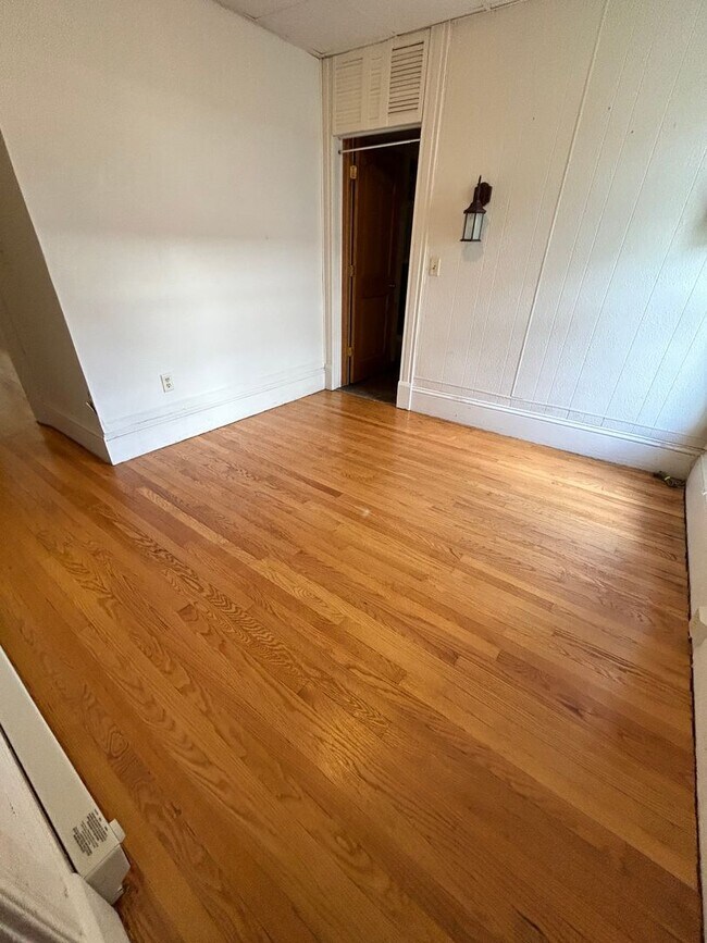 Building Photo - 2 Bedroom 1 Bathroom Apartment