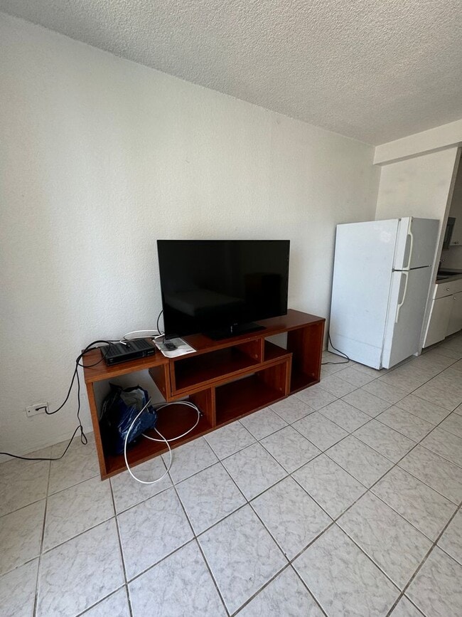 Building Photo - Partially Furnished Studio in Waikiki