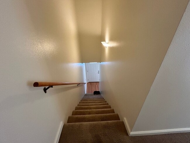 Building Photo - 3 Bed 1.5 Bath Townhome In Excellent Neighborhood