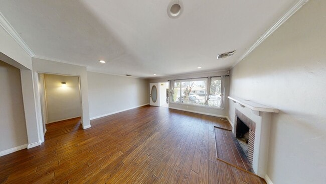 Building Photo - 7BD/4BA, Two Kitchens!