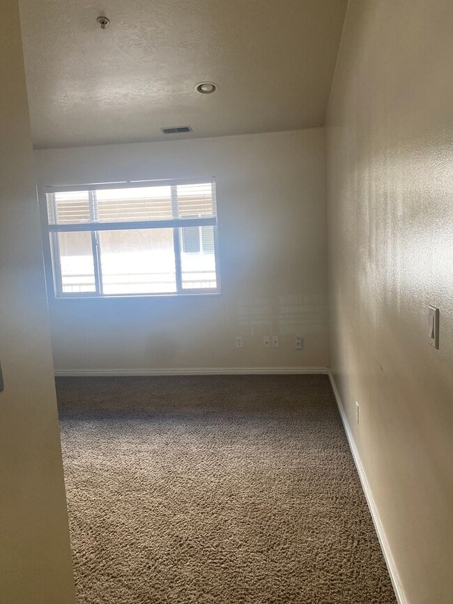 Building Photo - One Bedroom near Utah Valley Hospital, Provo Recreation Center, and BYU! | Available August 25th