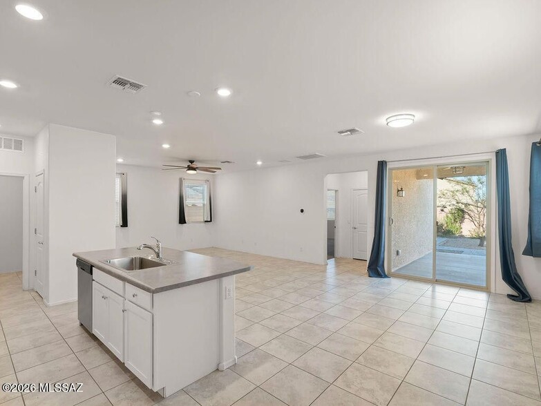 Building Photo - 7996 S Golden Bell Dr