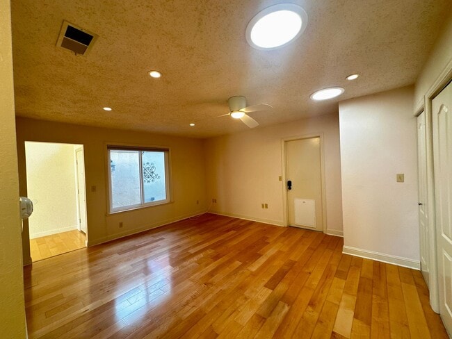 Building Photo - Single Story Court location