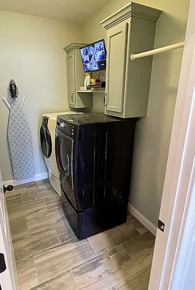 Building Photo - Spacious 4BR/3BA Grove Point Home with Screened Porch & Privacy Fence