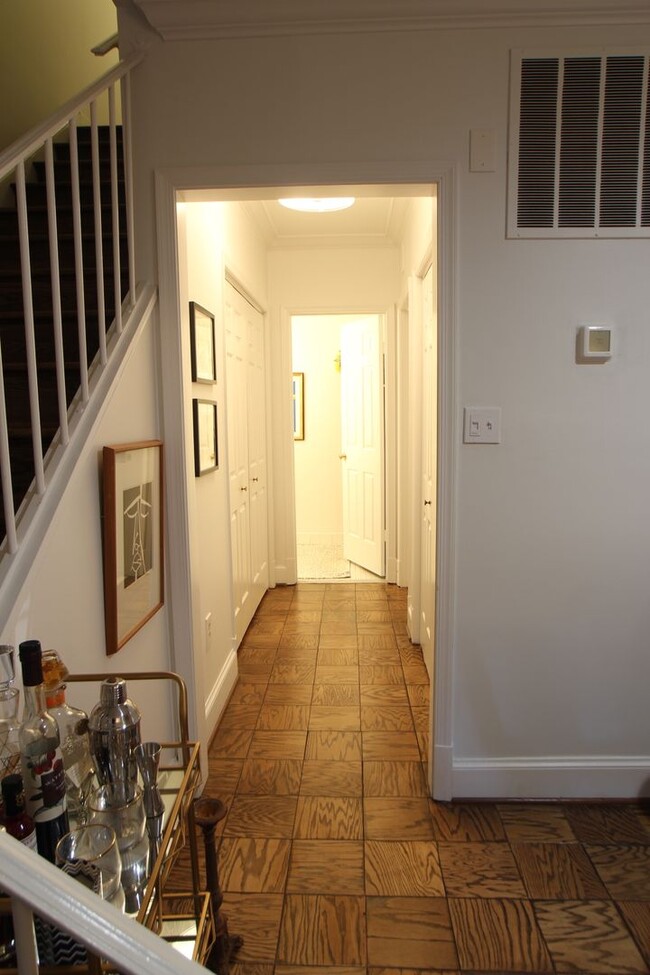 Building Photo - Wesley Heights Spacious 2 bedroom, 2.5 Bat...