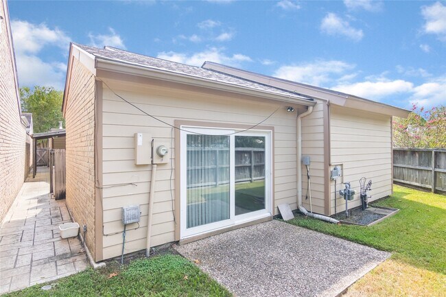Building Photo - 910 Fleetwood Pl Dr