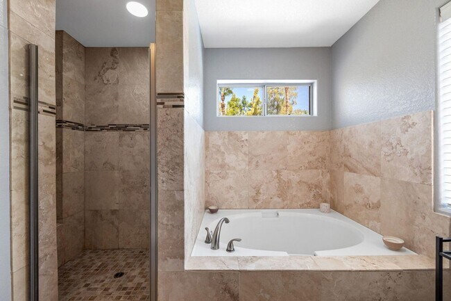Building Photo - Pool Home in Palm Desert